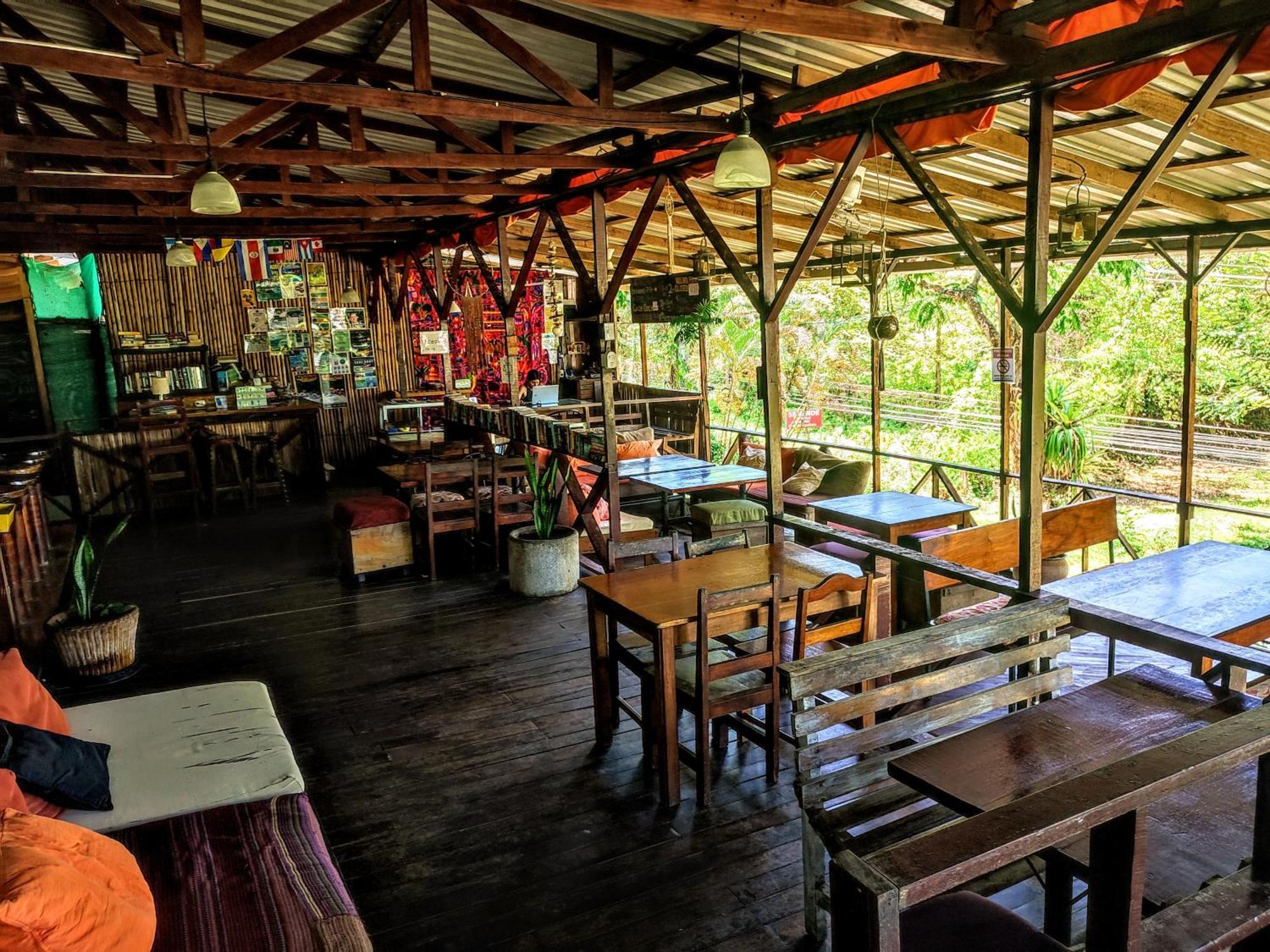 Hostel Plinio Manuel Antonio Exterior photo