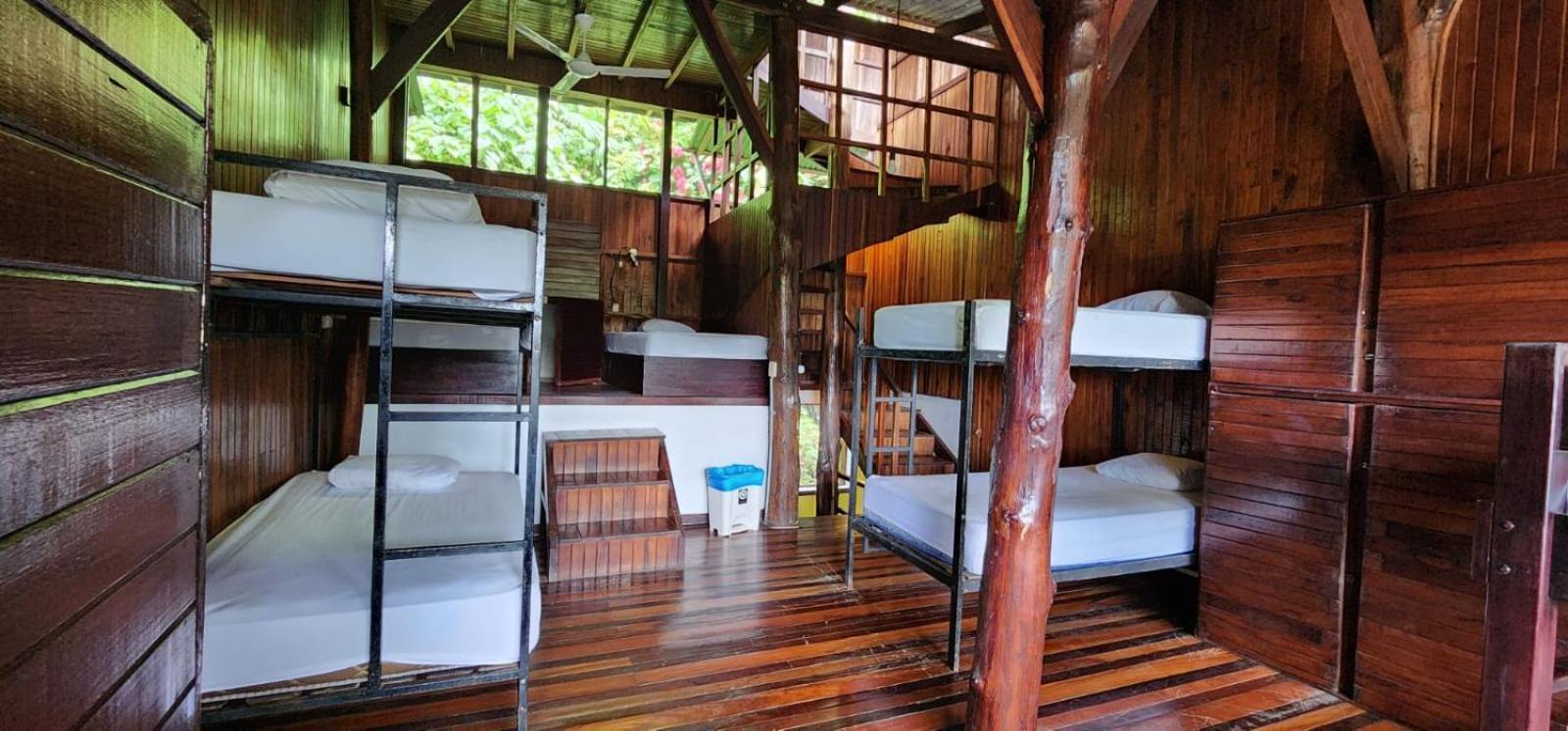 Hostel Plinio Manuel Antonio Exterior photo