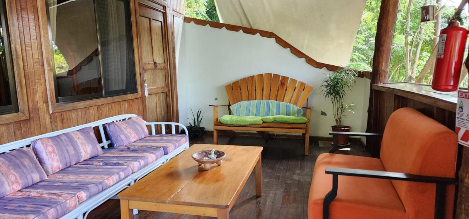 Hostel Plinio Manuel Antonio Exterior photo