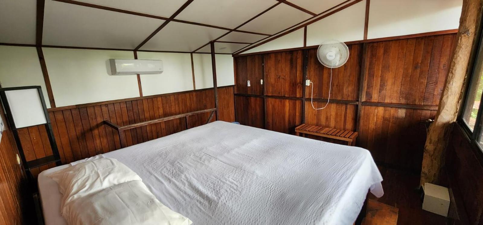 Hostel Plinio Manuel Antonio Exterior photo